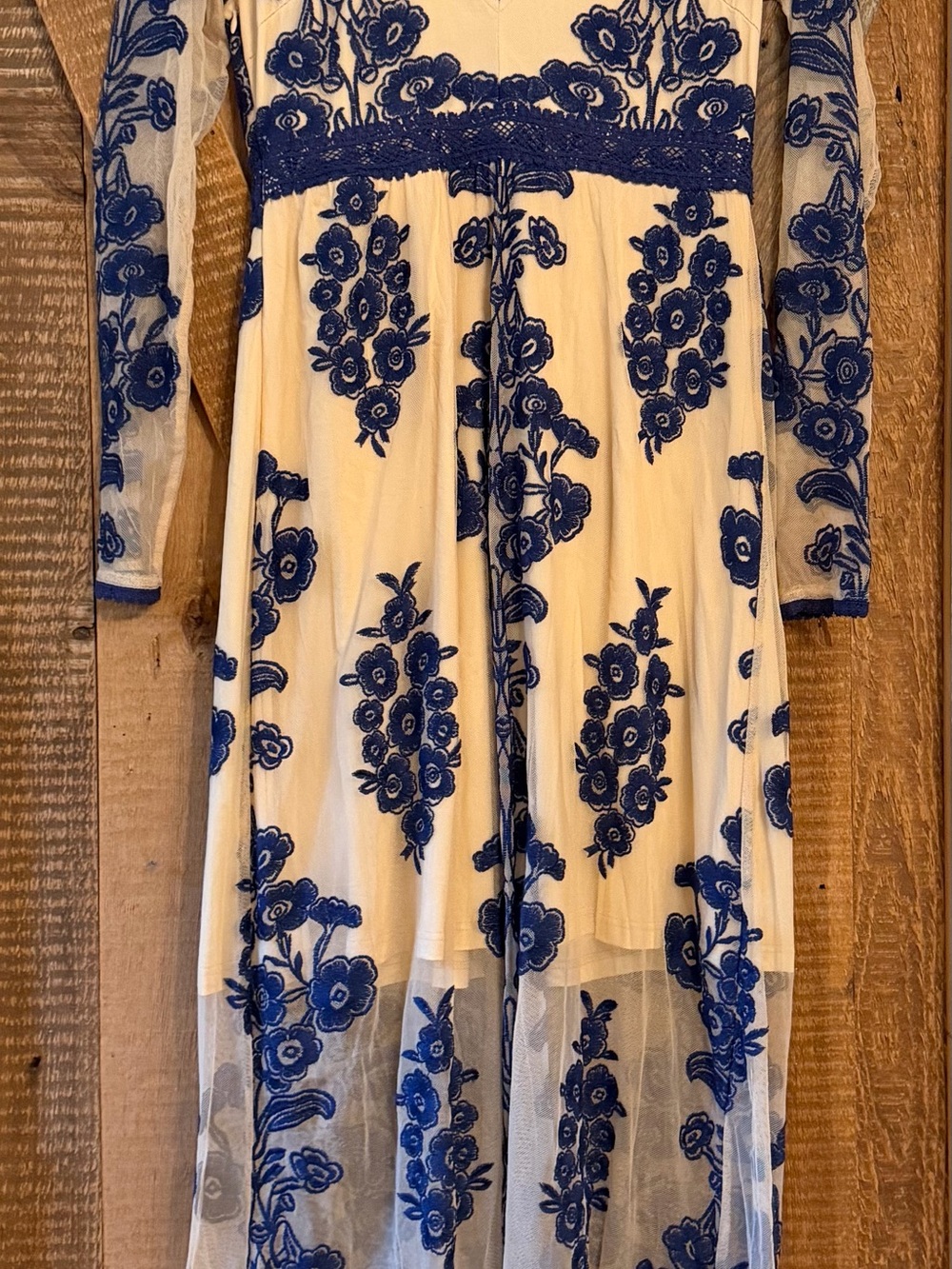 V-Neck Embroidered Mesh Maxi Dress M - Picture 5 of 6